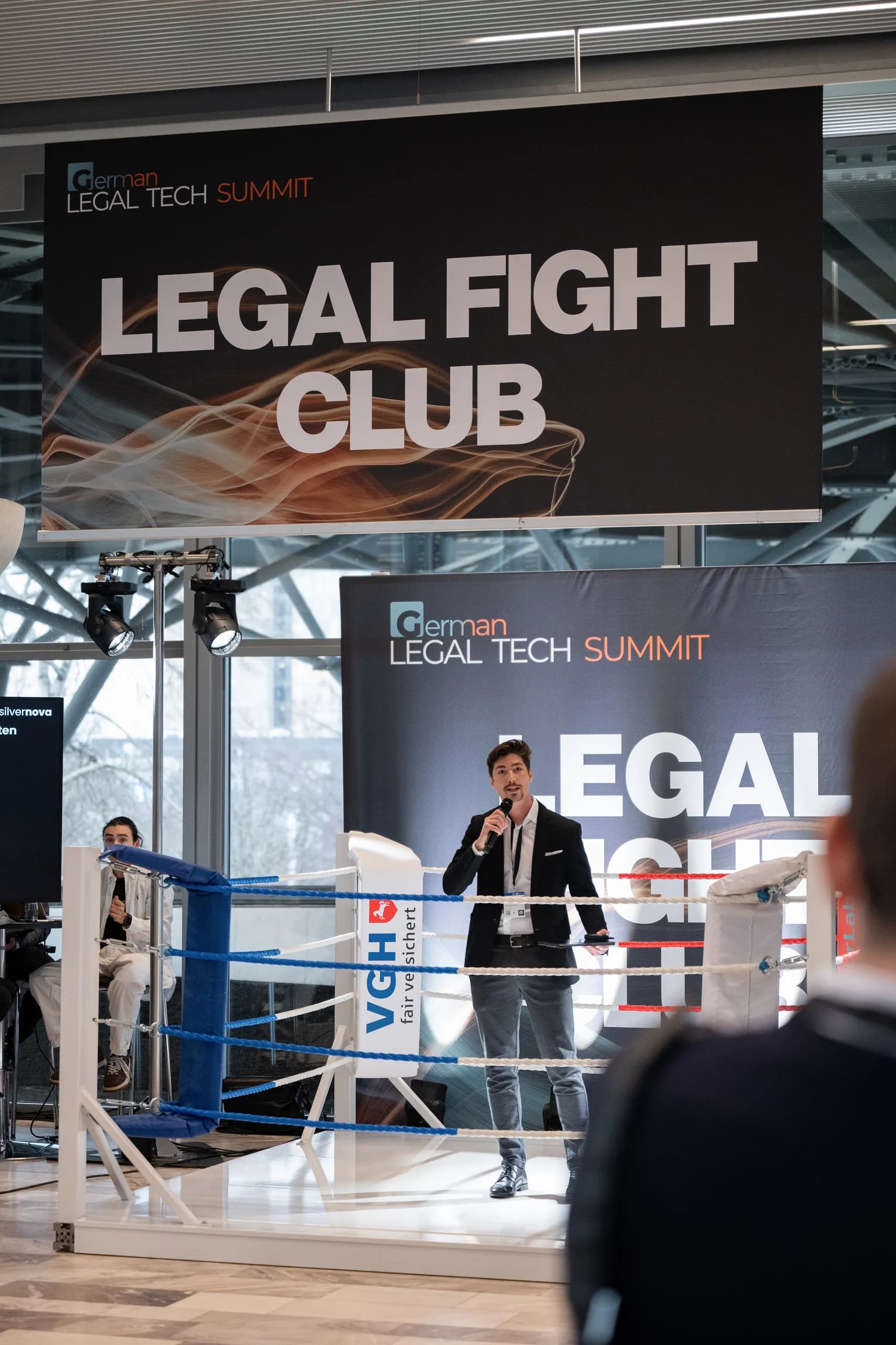 Der Legal Fight Club im Hochformat: Ring, Banner und Publikum