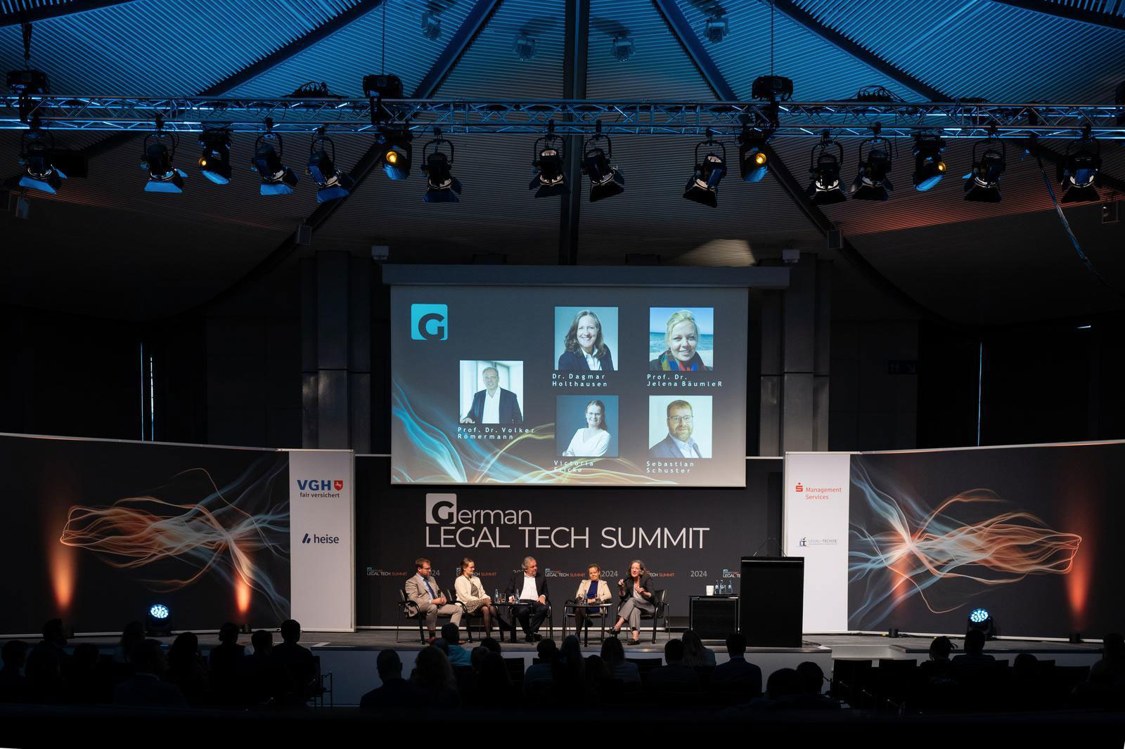 German Legal Tech Summit 2024, CC..Panel / Podiumsdiskussion: Technology Native - Technologische Kompetenz in der juristischen Ausbildung..Auf der Bühne (v.l.n.r.): Sebastian Schuster, Präsident Landesjustizprüfungsamt Niedersächsisches Justizministerium; Victoria Fricke, LL.M. (McGill), Referendarin eLegal e.V.; Prof. Dr. Volker Römermann, CSP Rechtsanwalt Römermann Rechtsanwälte Aktiengesellschaft; Prof. Dr. Jelena Bäumler, LL.M., Vizepräsidentin der Leuphana Universität Lüneburg; Dr. Dagmar Holthausen, Head of AI Transformation Integrity and Law Continental AG